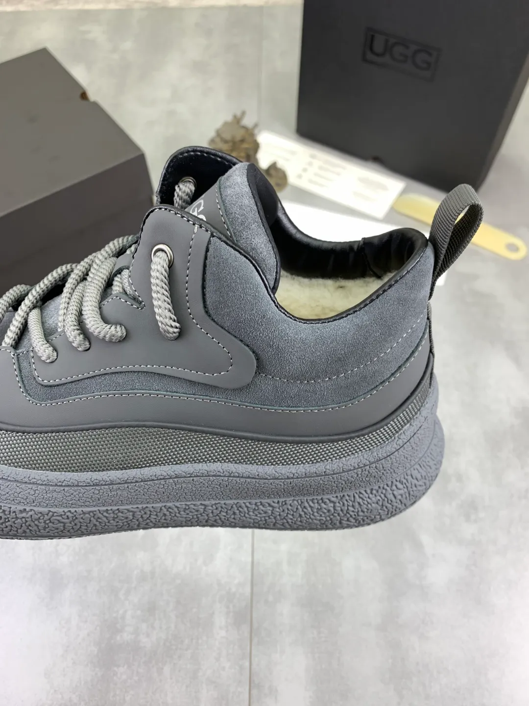 Men's shoes 💰P640 New IUGGI New New Tire Men's Shoes Real cowhide on the outside, Australian wool on the inside, light and easy to put on, brand logo, full of high-end feel, men's style! Men's style! Rarely seen in the market are retro outdoor shoes. They look great on the feet. Mainly because they are so stylish, comfortable and versatile. Color: black, gray, maroon. Size: 39-44